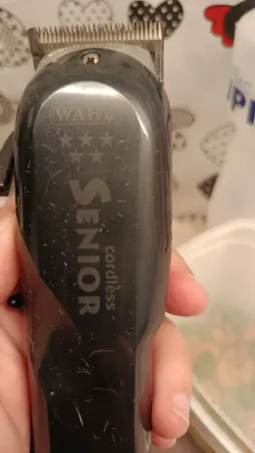 Vendo máquina de corte de cabelo, ótimo estado, usada com carregador, máquina sem fio.