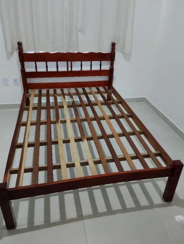 CAMA DE MADEIRA CASAL E COLCHÃO D33