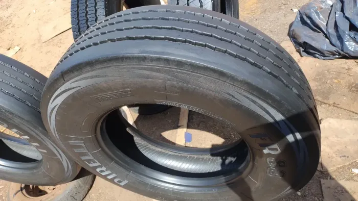 par de pneus 275/80 R22.5 pirelli meia vida 