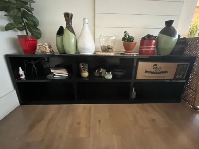 Aparador preto para decoração de casa