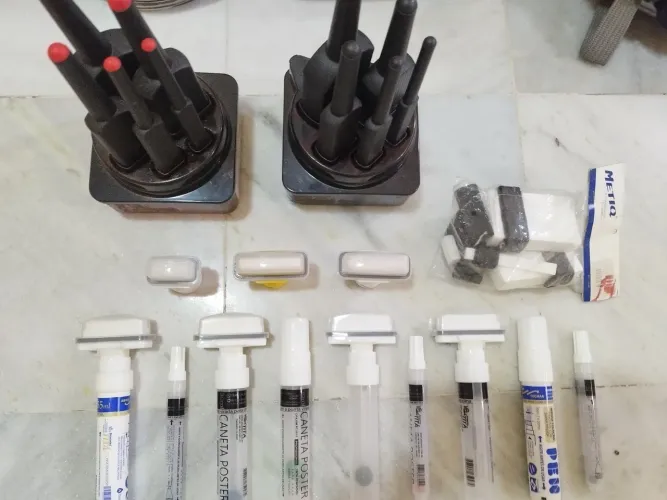Kit para cartazista profissional. Tudo novo, apenas dois kits de escrita para restaurar.
