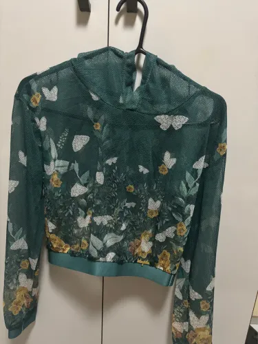 Conjunto; casaquinho de mangas e saia de borboletas.