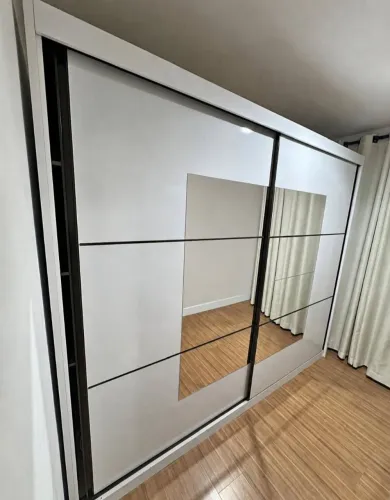 Guarda-roupa de 8 portas