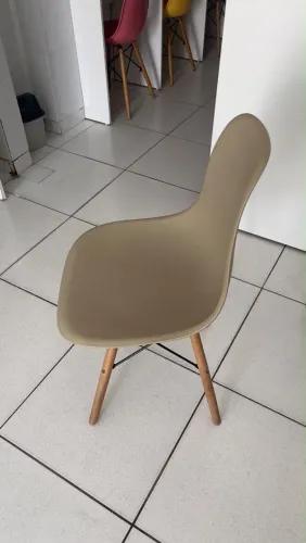 Cadeira EAMES EIFFEL com pés de madeira