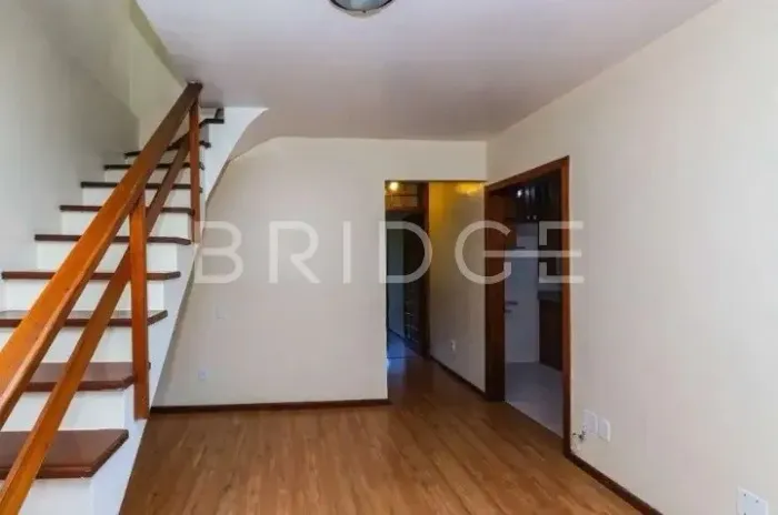 Cobertura semimobiliada no bairro Petrópolis.