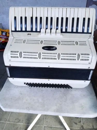 Vendo acordeon scandalli 80 baixos italiana