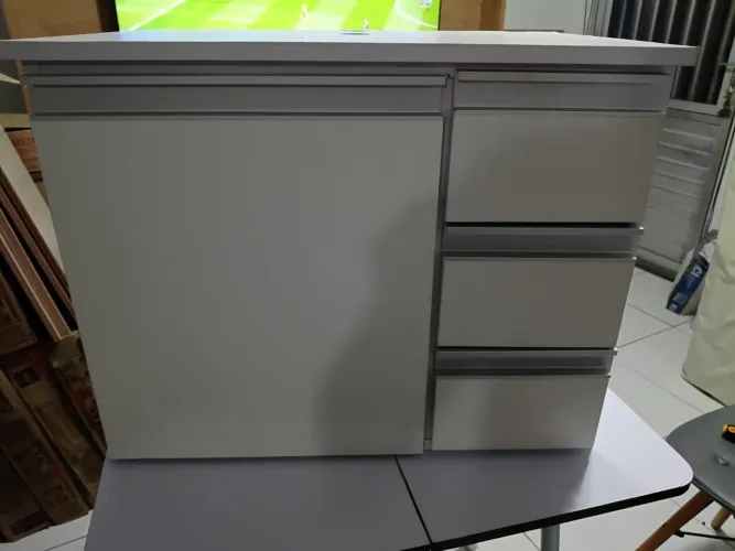Armário de banheiro com tampo de vidro e cuba