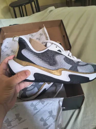 Tênis de basquete under Armour novo zero uso: Tamanho 42/43 forma pequena