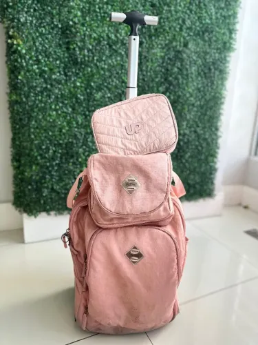 Mochila de rodinha Sestini com lancheira e estojo. 