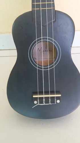 ukulele eletroacústico Maharu