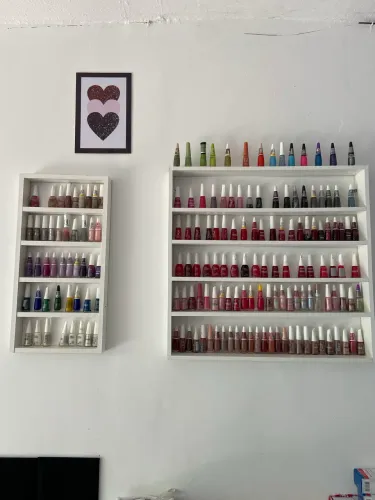 Mesa de manicure e prateleiras de esmaltes