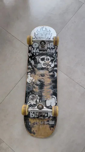 Skate Pró Shape Black Label, Truck Independente, Rodas Powell Peralta, Rolam. Red Bones