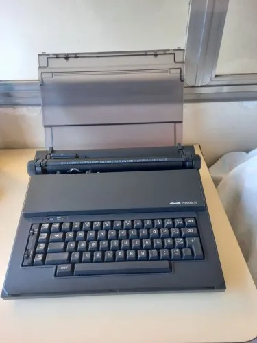 Máquina de escrever olivetti práxis 20 funcionando