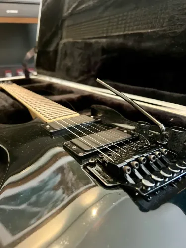 guitarra jackson emg