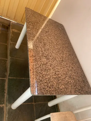 Mesa com Tampo de Granito e Estrutura de Metal
