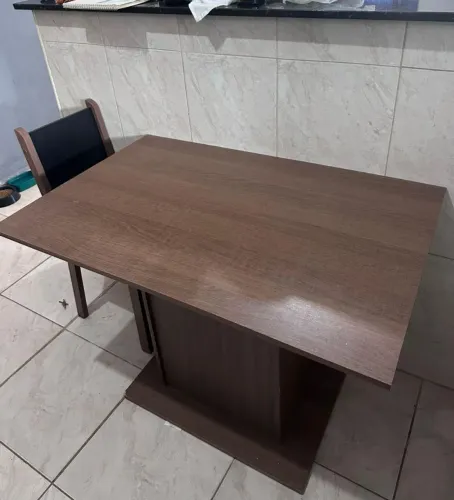 Mesa pequena com 4 cadeiras