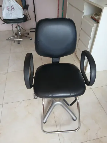 Vendo duas cadeiras para salão de beleza.