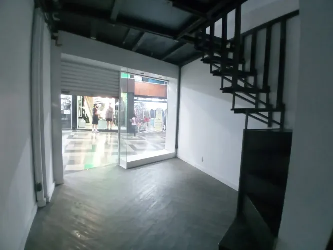 Galeria do Rock loja com grande vitrine para locação com banheiro mezanino trocador e espe