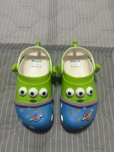 Crocs alien