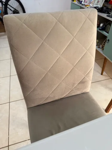 Vende-se 4 cadeiras de madeira 