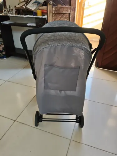 Carrinho de bebê com bebê conforto (COSCO)