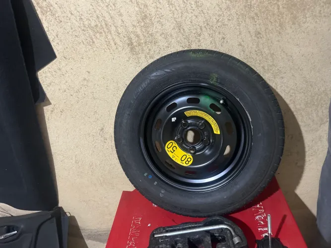 Estepe com pneu Dunlop 175 70 14+ kit macaco e triângulo do novo virtus . Novo Polo