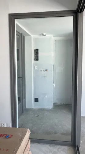 ESQUADRIA DE VIDRO COM ESTRUTURA EM ALUMINIO CINZA COM PORTA DE CORRER