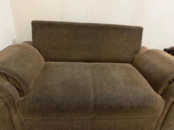 Sofá Vintage 2 Lugares com Molas + 5 Almofadas (Veludo Cotelê Marrom)