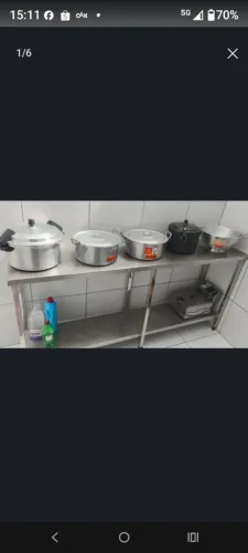 Mesa inox com utensílios novos