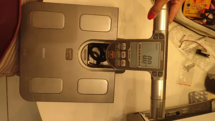 Esta é uma balança de bioimpedância Omron HBF-514C