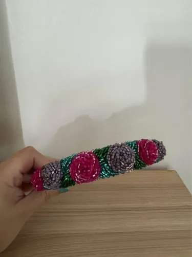 Tiara bordada à mão flores nova
