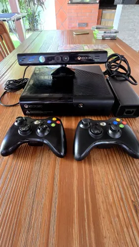 XBOX 360 + Kinect + 2 Controle + 13 Jogos( GTA 5, Call of Duty)