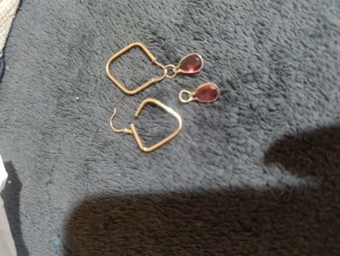 Brinco de ouro com pingente quebrado a parte do encaixe de cima