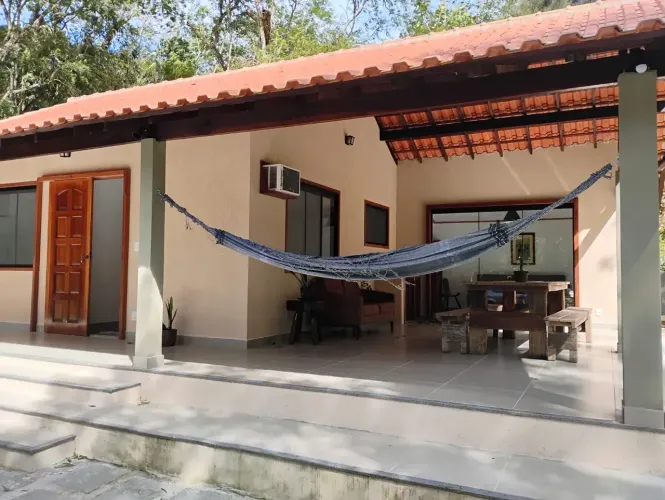 Casa de condomínio para aluguel tem 100 metros quadrados com 2 quartos