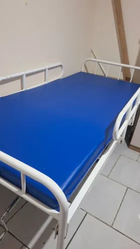 Cama Hospitalar Articulada em Aço + Colchão Casca de Ovo (Com Grades e Rodinhas)