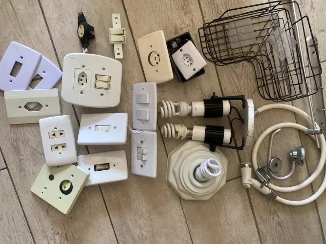 Várias peças usadas de banheiros e tomadas e lustre tudo