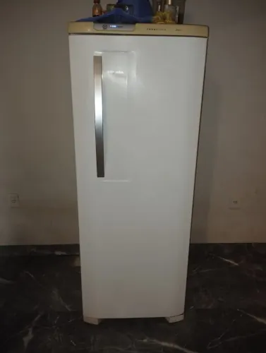 Vendo geladeira Eletrolux usada mais funcionando tudo, valor 650.