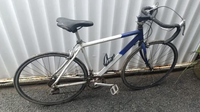 bicicleta de ciclismo muito bem conservada funcionando perfeitamente