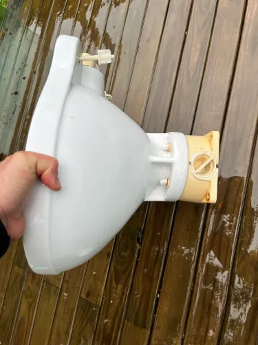 Vendo vaso sanitário para barcos e veleiros. Acompanha assento e tampa do assento.