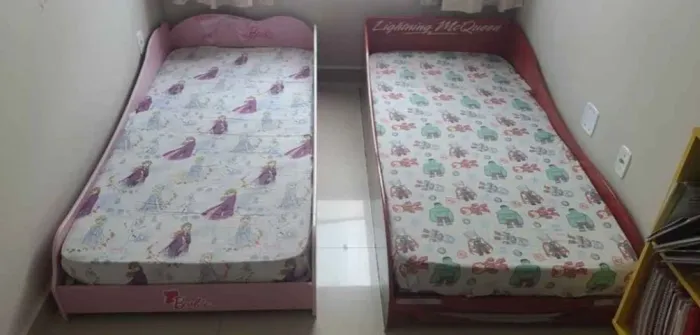 2 camas infantil com colchões 