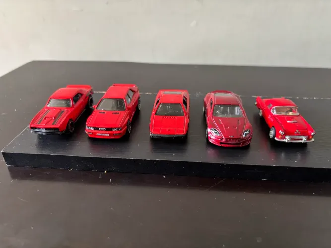 Lote carrinhos vermelhos 1:64 - ótimo estado !!