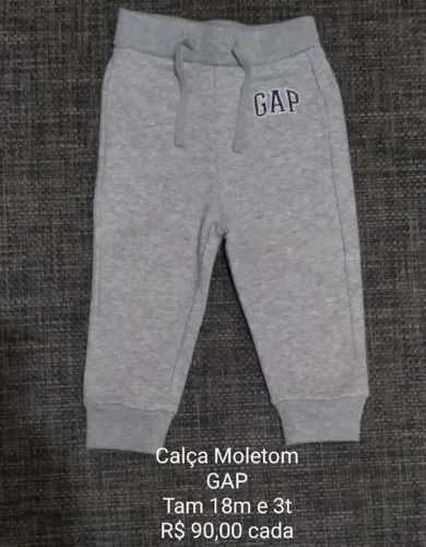 Calça de moletom cor cinza com bordado na lateral-marca GAP-nos tamanhos 18 meses e 3 anos