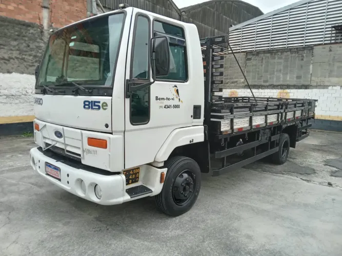 FORD CARGO 815 ano 2006 com carroceria