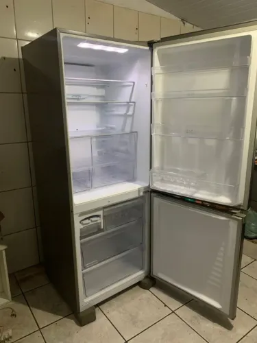 Vendo uma geladeira de inox 480 litros 
