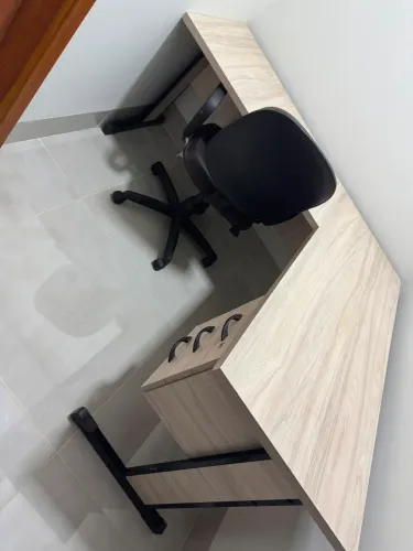 Conjunto mesa/cadeira para escritório ou estudos 