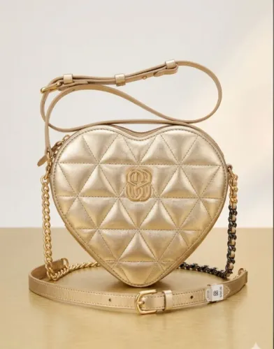 Bolsa dourada da marca Schutz formato de coração nova