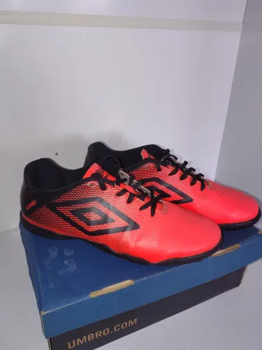 Chuteira umbro game society laranja