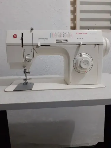 Vendo máquina de costura Singer 