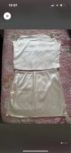 Conjunto branco cetim, cropped laço+ saia.