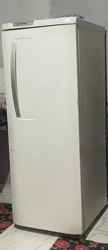 Vende-se geladeira para quem tem interesse em arrumar.